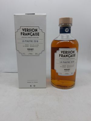 une bouteille de très vieux cognac français posée devant une boîte