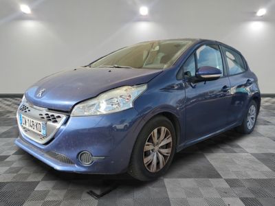 la voiture bleue est garée sur un sol en damier dans le garage