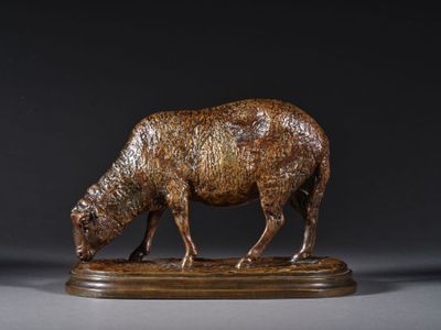 statue d'un mouton posée sur un socle en bois, sur fond noir