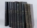 plusieurs vieux livres sont empilés sur une surface blanche