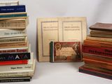 plusieurs livres sont empilés sur une table