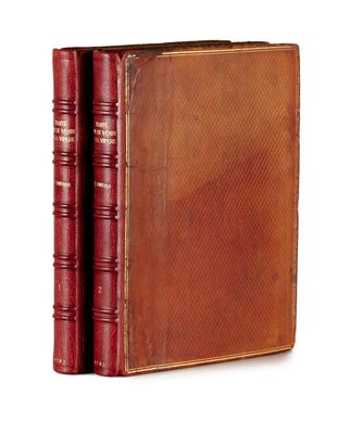 un vieux livre dont les deux couvertures en cuir rouge sont posées l'une sur l'autre