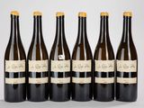 six bouteilles de vin sont alignées dans une rangée
