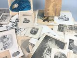 une vieille photo représentant un homme assis au sommet d'une pile de vieilles photos