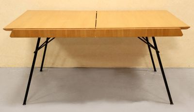 une table en bois avec deux pieds noirs et un plateau en bois