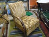 une chaise qui se trouve au milieu d'une pièce