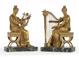 paire de figurines en bronze représentant des femmes jouant de la harpe, posées sur des socles en marbre