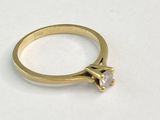 bague de fiançailles en or jaune sertie d'un seul diamant