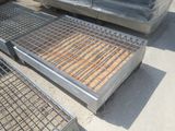 une grille métallique posée au sol à côté d'un camion