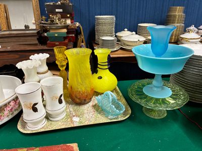 beaucoup de vases et de coupes en verre sur la table