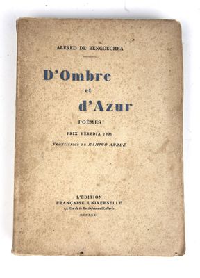 un vieux livre posé sur une table à côté d'un mur blanc