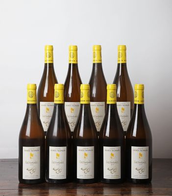 un lot de bouteilles de vin posées sur une table en bois
