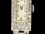 l'image d'une montre-bracelet se reflétant dans l'eau
