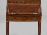 un bureau ancien avec un plateau en marbre et des tiroirs