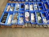 de nombreuses boîtes de vis et d'écrous sur une palette