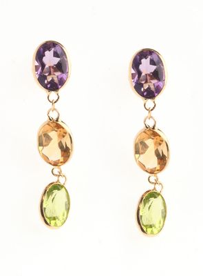 Paire de PENDANTS d'OREILLES en or jaune 750 °/°° ornés d'am…