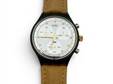 une image d'un gros plan d'une montre-bracelet sur une surface blanche
