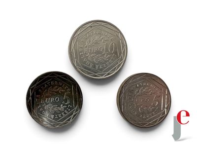 trois types de pièces différents posés sur une surface blanche