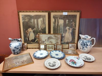 une table sur laquelle sont posées de nombreuses assiettes et photos