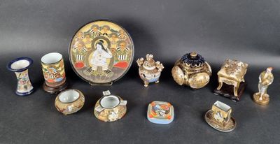 un grand nombre d'objets différents posés sur une table