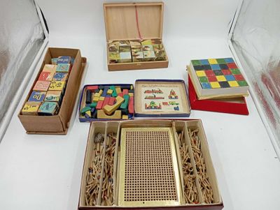 de nombreux types de jouets différents, rangés dans des boîtes posées sur la table
