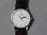 gros plan d'une montre-bracelet sur une table