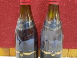 deux bouteilles de vin posées l'une à côté de l'autre sur une table