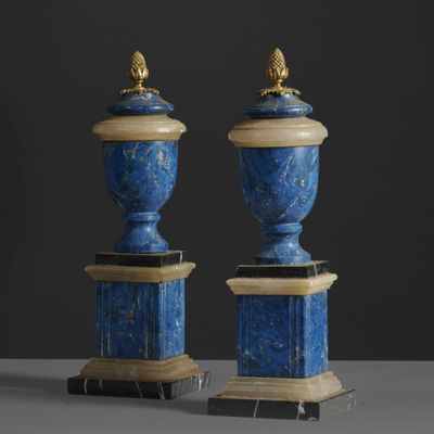 paire d'urnes en marbre bleu rehaussées de touches dorées