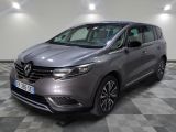une voiture grise garée sur le sol en damier d'un garage