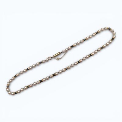 COLLIER de perles de culture blanches et grises et perles d'or aplatie