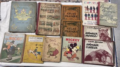 beaucoup de livres posés sur une table