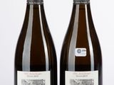 deux bouteilles de vin posées l'une à côté de l'autre sur une table