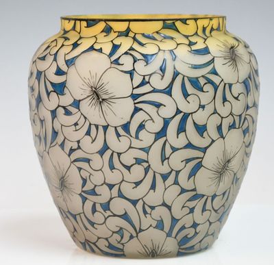 un vase bleu et blanc orné de fleurs blanches