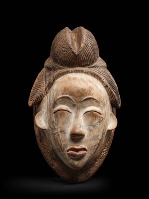 un gros plan d'un masque en argile sur fond noir