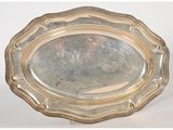 une assiette en argent antique sur fond blanc avec un fond blanc