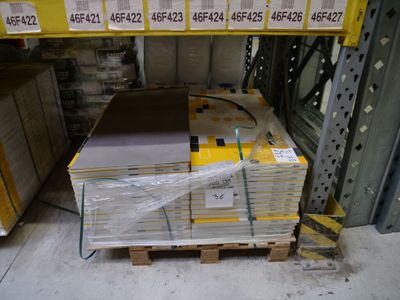 une grande pile de boîtes sur une palette dans un entrepôt