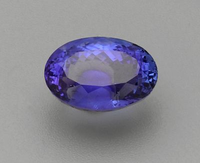 Tanzanite ovale non montée, sur papier, pesant 60,91 carats.