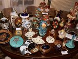 une table sur laquelle se trouvent de nombreux objets différents
