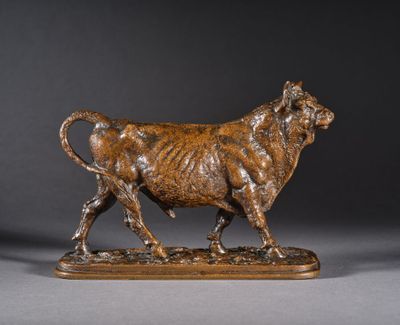 une statue en bronze représentant un taureau, posée sur un socle en bois