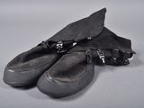 une paire de chaussures posée sur une table