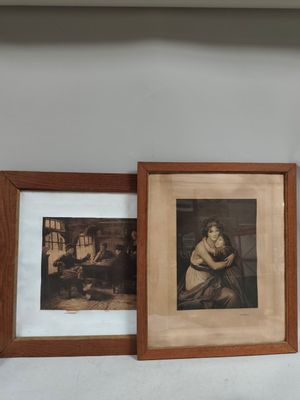deux photos encadrées représentant une femme et un homme, accrochées au mur