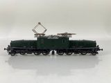 un train vert sur les rails, sur un fond blanc