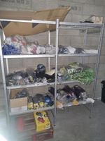 Lot comprenant 4 étagères (hors contenu), une armoire rideau… (photo 3)
