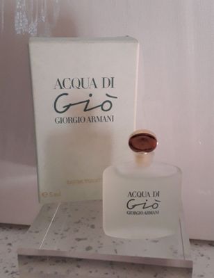 une photo d'un flacon d'Acqua di Gio à côté d'un coffret de parfum