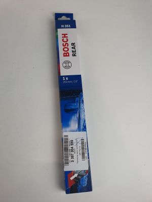 un gros plan d'un tube de dentifrice posé sur une surface blanche
