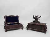 paire de boîtes anciennes en bois ornées d'oiseaux sur fond blanc