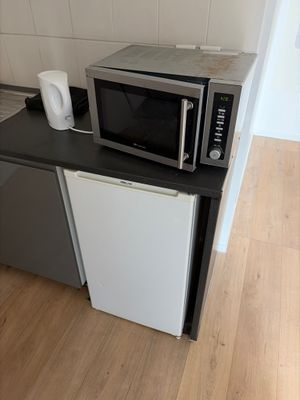 un micro-ondes et un mini-réfrigérateur dans une petite cuisine