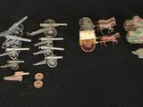 quelques petits véhicules miniatures en métal et d'autres objets posés sur une surface noire