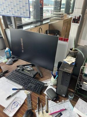 un bureau sur lequel se trouvent un ordinateur, un clavier, une souris et d'autres fournitures de bureau