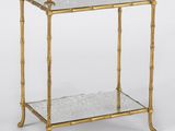 une table d'appoint en métal doré et en verre, avec un plateau en verre